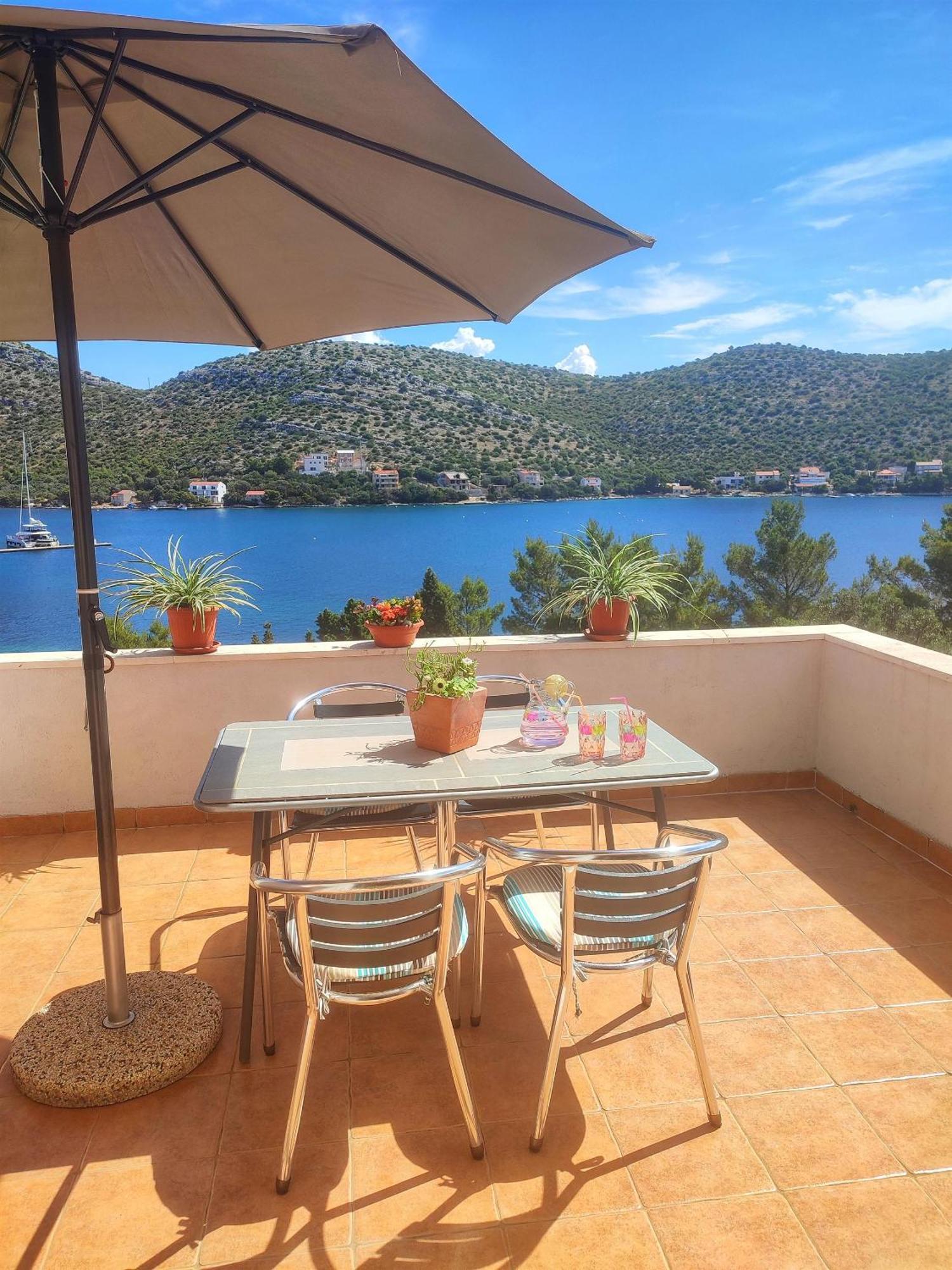 Apartments Vesna Lastovo Екстер'єр фото