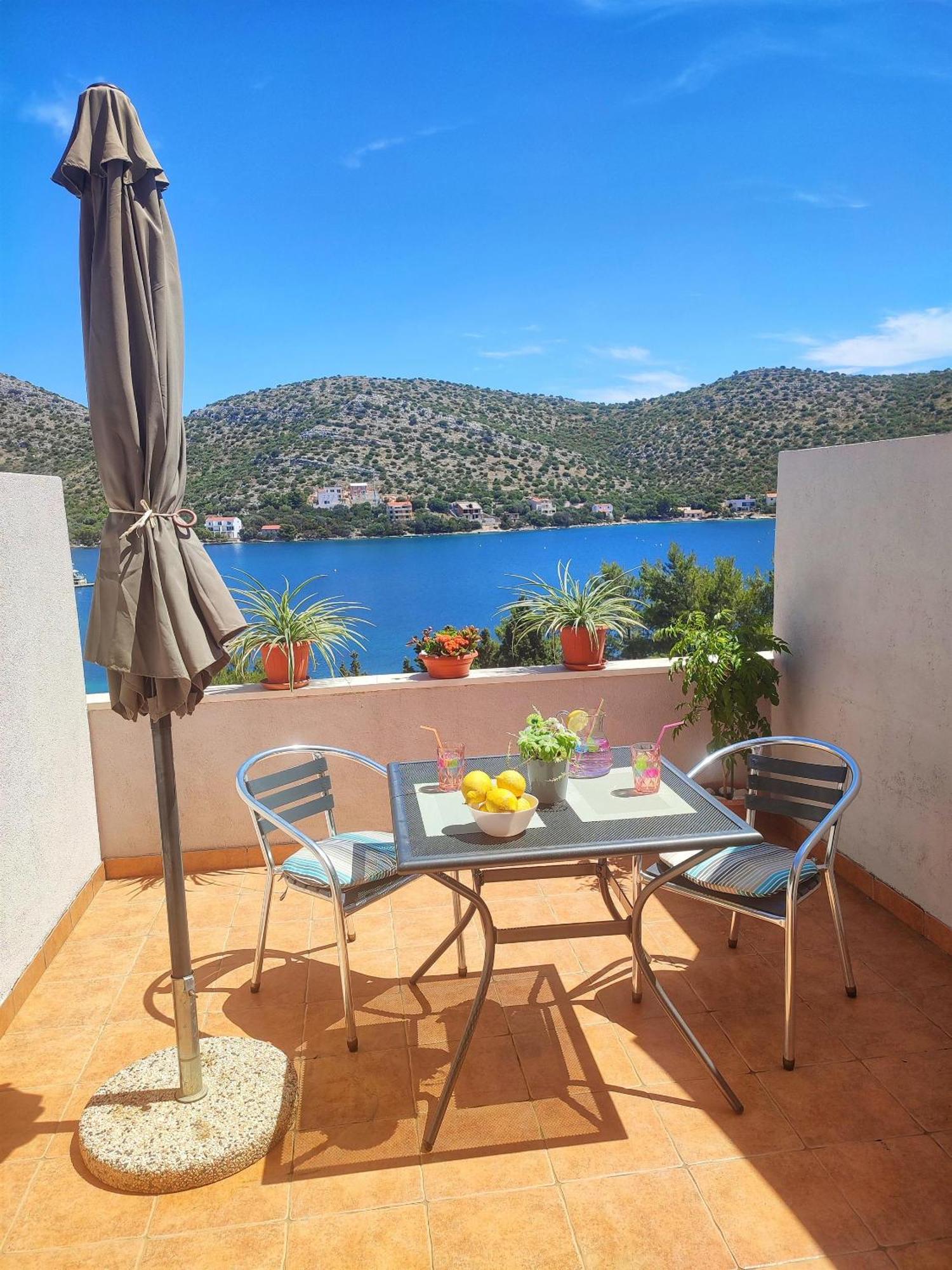 Apartments Vesna Lastovo Екстер'єр фото